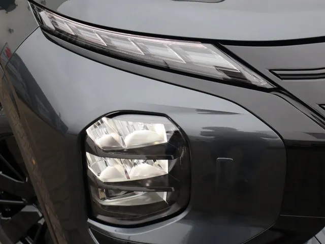 Mitsubishi Outlander 2.4 PHEV Black Edition All Seasons | Yamaha sound