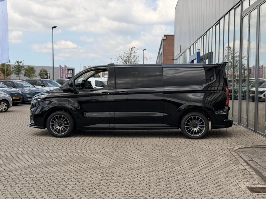 Ford E-Transit Custom L2H1 MS-RT 71 kWh 286 PK Dubbele Cabine UIT VOORRAAD I INKLAPBARE TREKHAAK I DRIVER ASSIST PACK ULTIMATE I DUBBELE ZIJSCHUIFDEUREN I FULL LED-KOPLAMPEN I APPLE CARPLAY / ANDROID AUTO I
