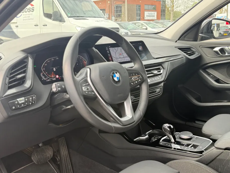 BMW 1 Serie Limousine 118i Sport Line Apple/Android draadloos | Automaat | Climate Con