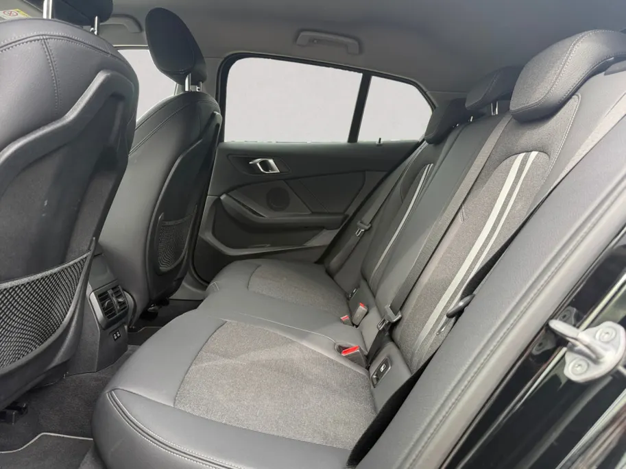 BMW 1 Serie Limousine 118i Sport Line Apple/Android draadloos | Automaat | Climate Con