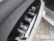 Kia Sportage 1.6 T-GDi Hybrid Dark Edition | Stuur-/stoelverwarming v+a | Camera | Elek. stoelverstelling | 18' LM | Cruise adapt. | Navi | Clima | Half leer/suède |