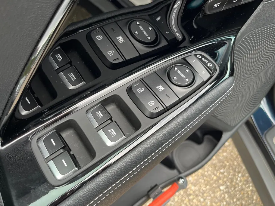 Kia e-Niro ExecutiveLine 64 kWh | Lederen bekleding | Elektrische stoelverstelling | JBL Audio systeem | Stoelventilatie