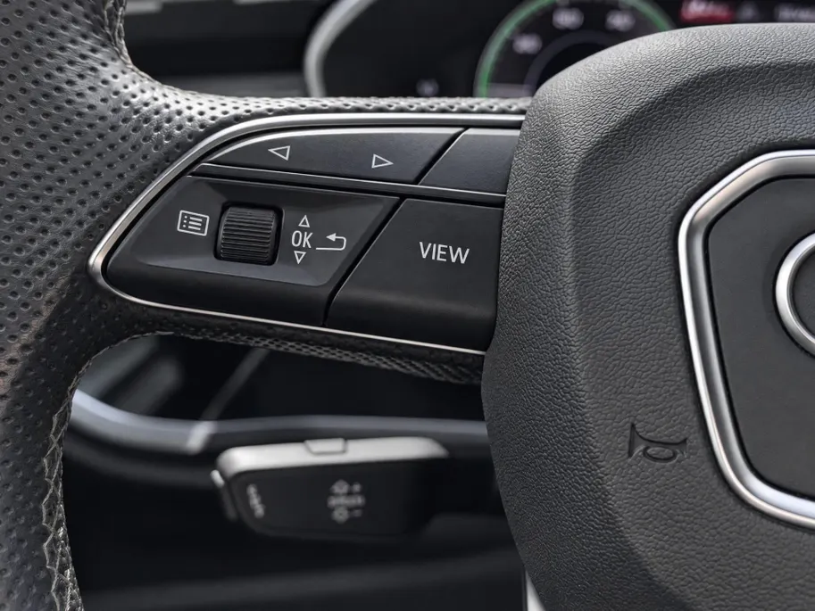 Audi Q3 45 TFSIe 245pk S edition · Camera · Apple/Android Car Play · Stoelverwarming ·  Navigatie · Elek. Achterklep · Keyless · 19'' Inch ·