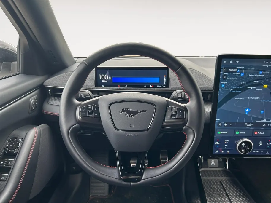 Ford Mustang Mach-E AWD 75 kWh 269PK | 95% SOH | DEMO | Stoel- stuur en vooruit verwarming | Zwart dak en spiegels | Navigatie