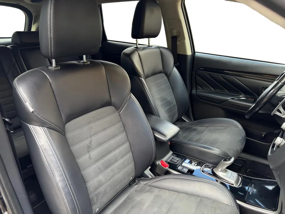 Mitsubishi Outlander 2.4 PHEV Intense Apple Carplay/Android Auto , electronic climate controle , leder , stoelverwarming , lm velgen , cruise , trekhaak .
