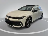 Volkswagen Golf 1.5 eHybrid 272pk DSG GTE · Panoramadak · Camera · Inklap. Trekhaak · Leder Vienna · Head-Up Display · Stuur-& Stoelverwarming + verkoeling · Garantie t/m 15-06-2030 of 100.000km