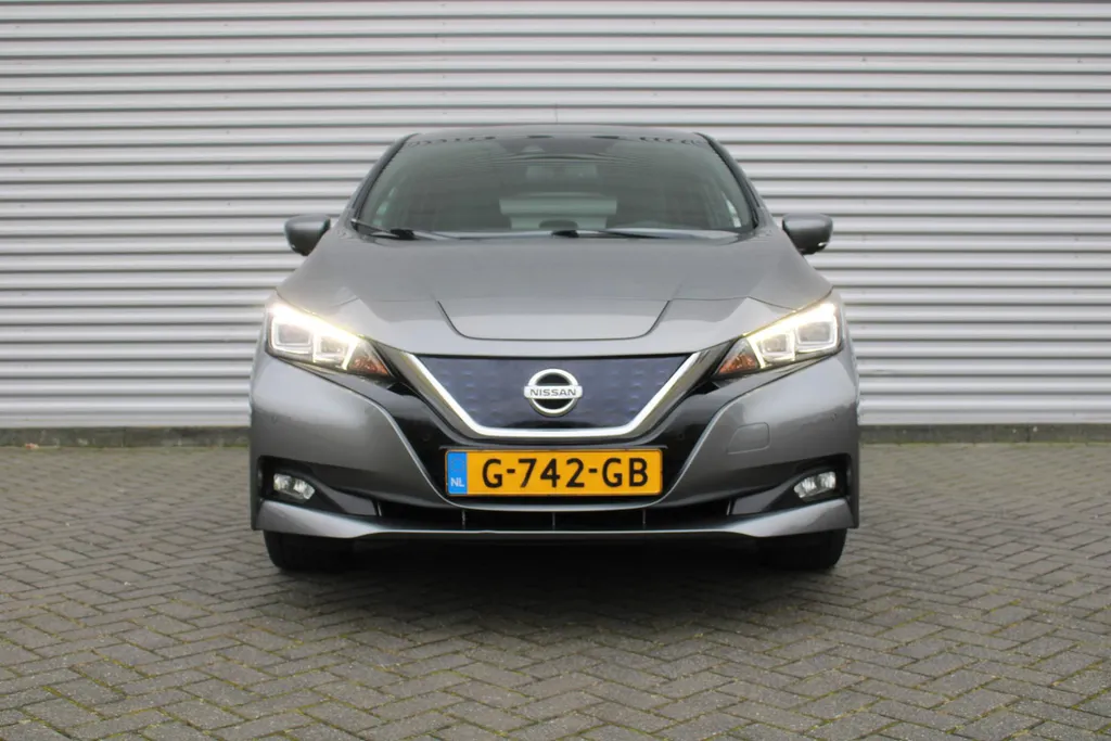 Nissan Leaf Tekna 40 kWh | Trekhaak | Stuur-/stoelverwarming | 360 Camera | LED | Dodehoek detectie | Cruise adapt. | 17' LM | Half leer/stof | Navi |