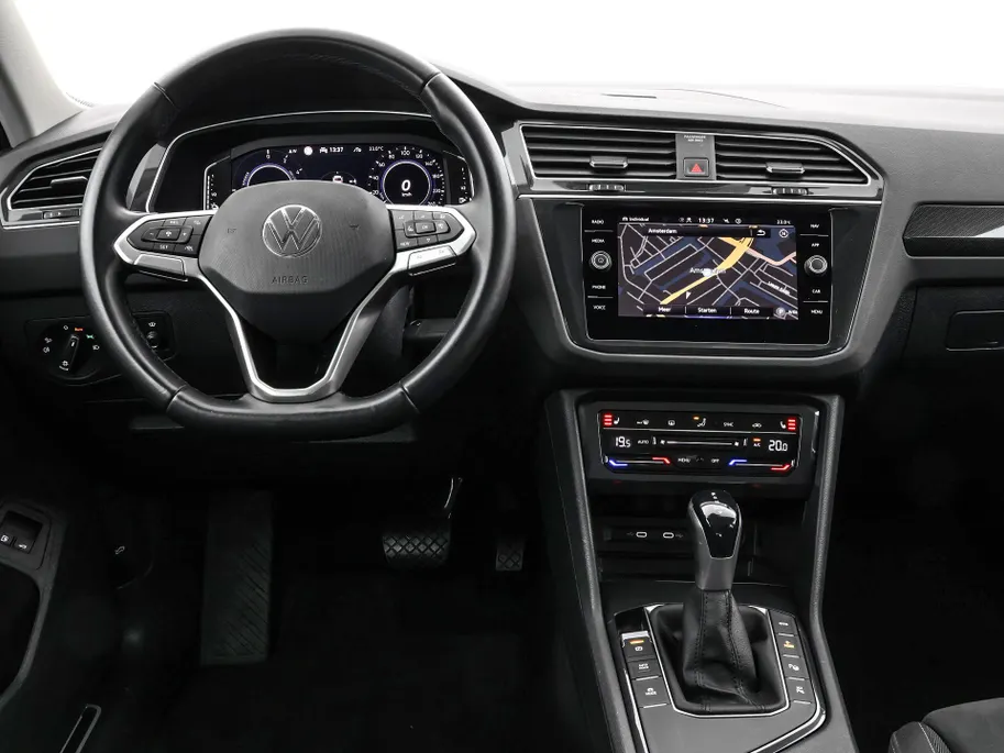 Volkswagen Tiguan 1.4 TSI 245pk DSG eHybrid Elegance · 360 Camera · Wegklapbare Trekhaak · Apple/Android Car Play · Dodehoek Detectie · 18'' Inch · Stoel & Stuurwiel verwarming ·