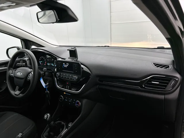 Ford Fiesta Trend 86PK | LM VELGEN | VERWARMDE VOORRUIT | PARK. SENSOREN