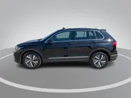 Volkswagen Tiguan 1.4TSIeHybrid/150PK R-Line Business+ · Panoramadak · Leder · Trekhaak · Camera · Apple/Android Car Play