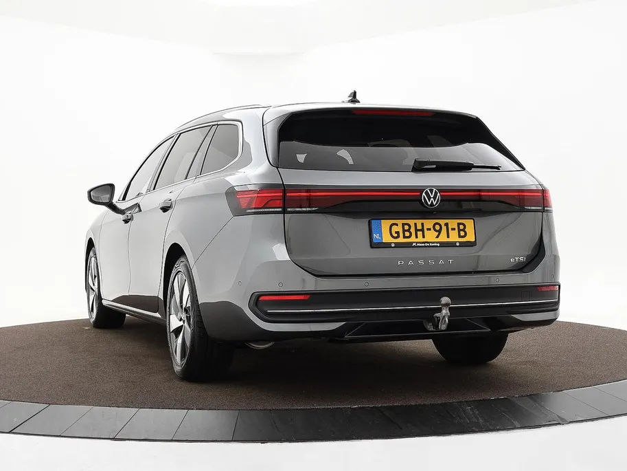 Volkswagen Passat Variant 1.5 eTSI 150pk DSG Elegance Business · Camera · Wegklapbare Trekhaak · Apple/Android Car Play · Dodehoeksensoren · P-Sensoren · 17'' Inch · Garantie t/m 18-06-2028 of 100.000