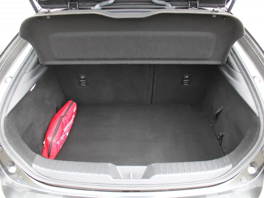 Mazda 3 2.0 e-SkyActiv-G M Hybrid 122 Luxury | Trekhaak | Stuur-/stoelverwarming | Leer | 360 Camera | Stoelgeheugen | 18' LM | HUD | LED | Cruise adapt. |