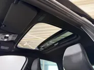 Renault Captur 145PK E-Tech Hybrid SL Rive Gauche Automaat | Schuif/Kantel Dak | Trekhaak | Stoel & Stuurwiel Verwarming | 9,3' Navi | Digital Cockpit | Stoel & Stuurwiel Verwarming | Adaptive Cruise Control |
