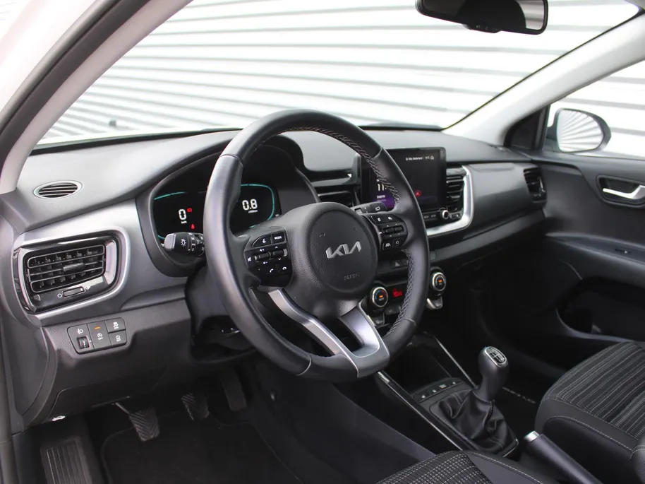 Kia Stonic 1.0 T-GDi MHEV DynamicPlusLine | Stuur-/stoelverwarming | Camera | Clima | Cruise | 16' LM | Navi | LED | Keyless |