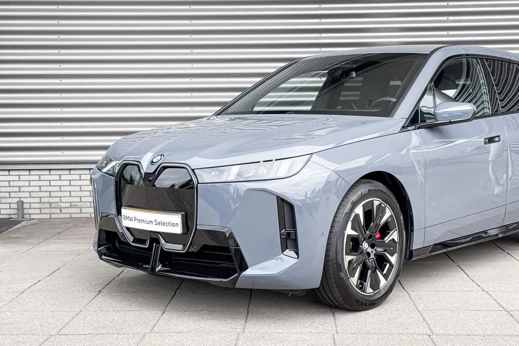 BMW iX xDrive45 101 kWh