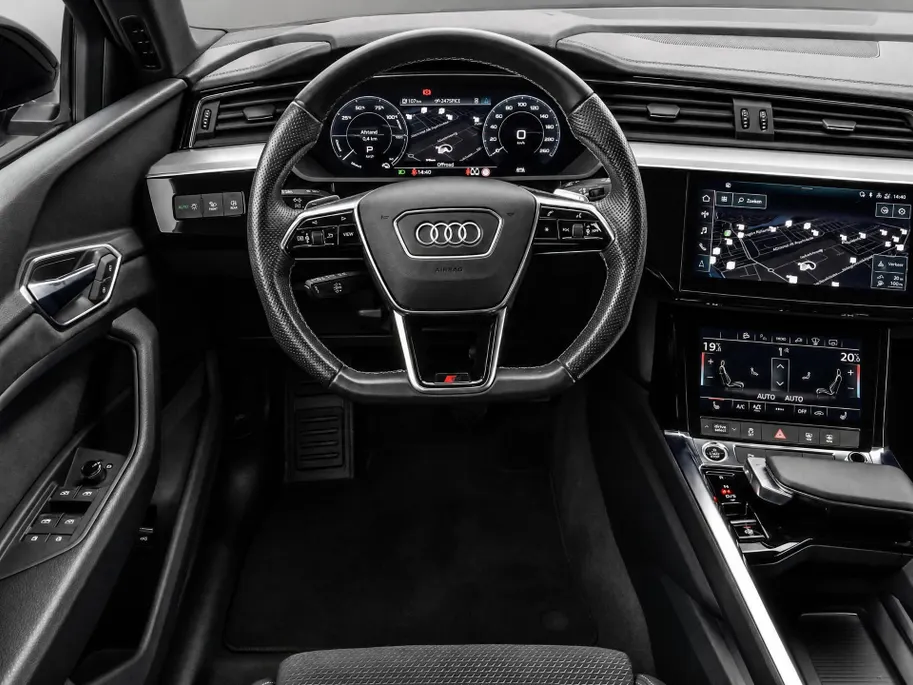 Audi e-tron 55 quattro 95 kWh 408pk S Edition · SOH 96,8% · Camera · Luchtvering · Afneembare Trekhaak · Head-Up Display · Elek. Achterklep · Stoelverwarming · 20'Velgen ·