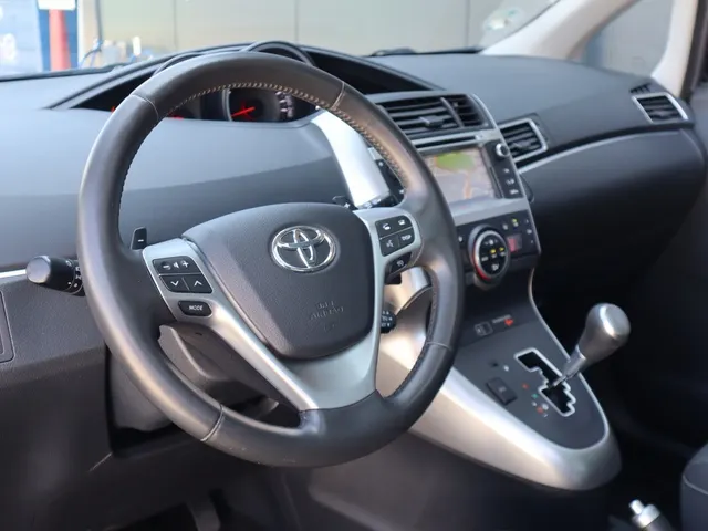 Toyota Verso 1.8 VVT-i Aspiration Automaat | Panoramadak | Trekhaak