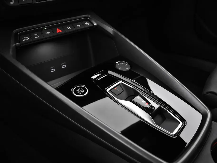 Audi A3 Allstreet Advanced edition 40 TFSI e 204 PK · Lederen bekleding · Comfortsleutel · 18' LM Velgen · Assist. Driving + Parking plus
