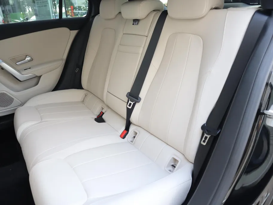 Mercedes-Benz A-Klasse 180 Star Edition Luxury Line l Keyless l Panoramadak l Stoelverwarming