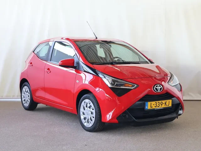 Toyota Aygo 1.0 VVT-i x-play Automaat | Camera | Apple Carplay & Android Aut