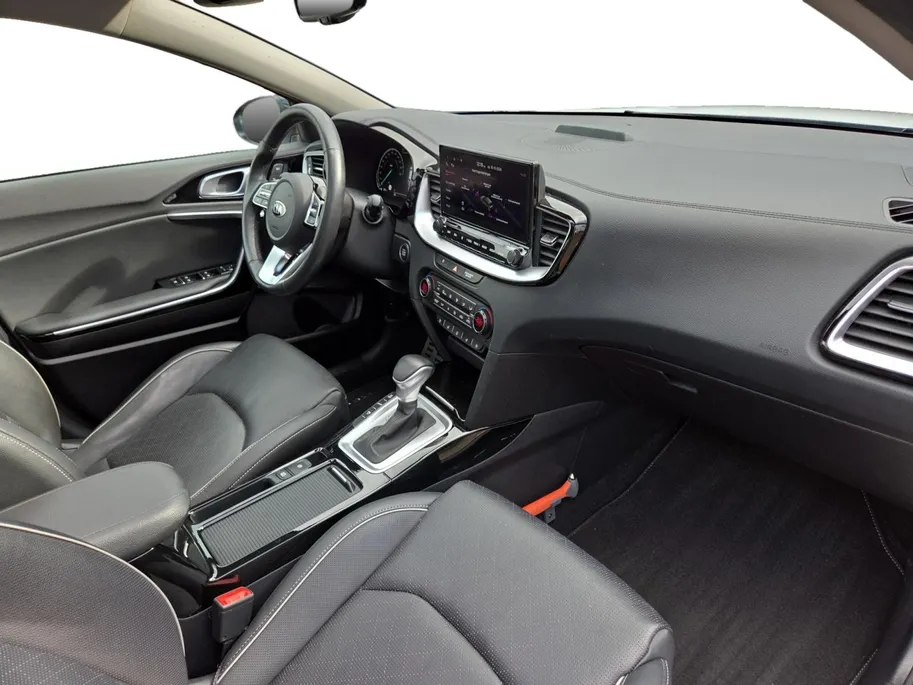 Kia XCeed 1.6i PHEV ExecutiveLine 1e Eigenaar | Dealer Onderhouden | Meest luxe uitvoering | Fabrieksgarantie | Stoelverwarming en Ventilatie | Carplay & Android | Camera | Dodehoek Detectie | Leder | Cruise Control Adaptief | Panorama Dak |