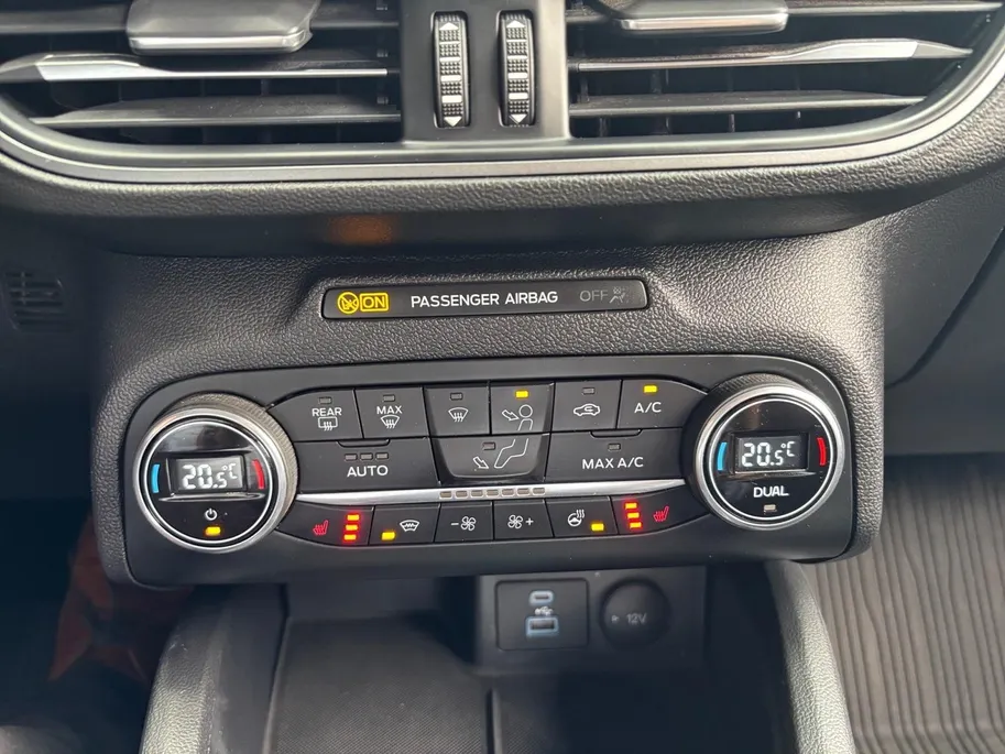 Ford Focus Wagon 1.0 EcoBoost Hybrid Titanium | Trekhaak | Stoel, stuur en voorruitverwarming | Cruise | Climate