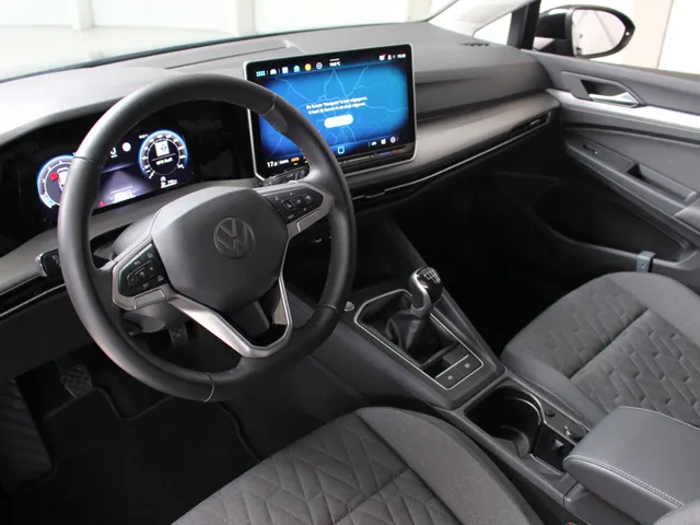 Volkswagen Golf 1.5 TSI Life Edition Apple Carplay | Climate Control | Parkeercamera | 4-seizoenenbanden