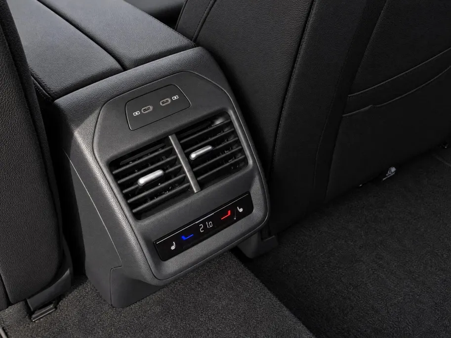 Škoda Superb Combi 1.5TSI 160kW/218PK PHEV Laurin & Klement · Trekhaak · 360°Camera · Canton sound · Apple/Android Car Play