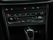Volkswagen T-Roc 1.5TSI/150PK R-Line Business+ · Panoramadak · Trekhaak · Camera · Apple/Android Car Play · Navigatie · Stoelverwarming · Garantie t/m 09-10-2027 of 100000km.