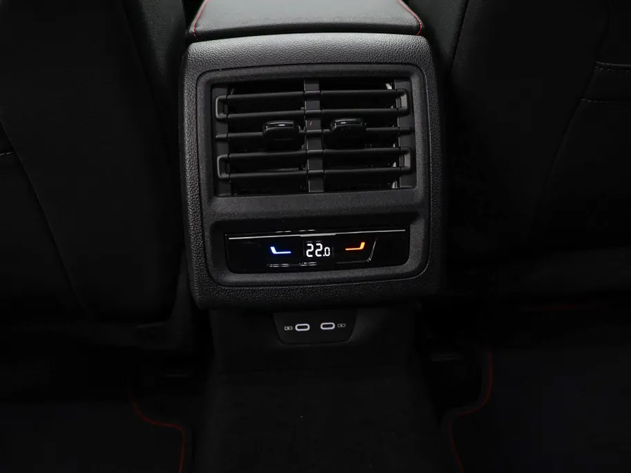 Volkswagen Golf GTI Clubsport Edition 50 2.0 325 PK 7 versn. DSG · Assistance Pakket Plus · Leder Pakket 'Vienna' · Multimedia Pakket Plus · Panoramaschuif-kanteldak · Stuurwiel, verwarmd, multifunctioneel en met ArtVelours bekleed ·