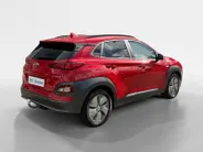 Hyundai Kona EV Fashion 64 kWh 204PK | Warmtepomp | SOH 100 % | Navigatie | Apple Carplay & Android Auto | Adaptive cruise control | Climate control | Head-up display | Parkeersensoren achter | Trekhaak |