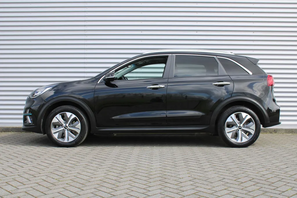 Kia e-Niro DynamicPlusLine 64 kWh | Warmtepomp | Schuif/kantel dak | 17' LM | Airco | Cruise | Navi | Camera |