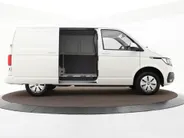 Volkswagen Bedrijfswagens Transporter 2.0 TDI 150pk DSG L1H1 28 · Apple/Android Car Play · Afneembare Trekhaak · Cruise Control · Airco · Navigatie · Parkeersensoren ·