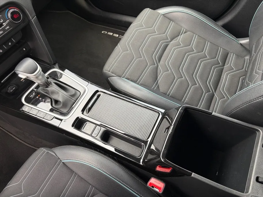Kia Ceed Sportswagon 1.0 T-GDi MHEV Design Edition Automaat | Navi | Clima | Adaptive Cruise | Camera | Stoel-/Stuurverwarming | JBL Soundsysteem | LED Koplampen
