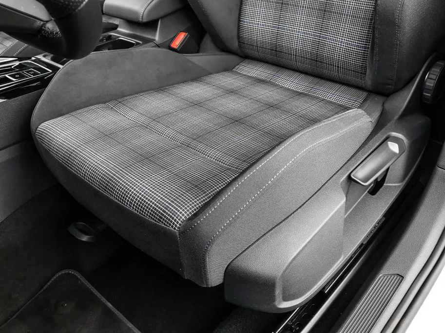 Volkswagen Golf 1.5 eHybrid 272pk DSG GTE · Panoramadak · 360 Camera · Inklap. Trekhaak · Head-Up Display · Matrix LED · Keyless · DCC · Garantie t/m 26-05-2030 of 100.000km
