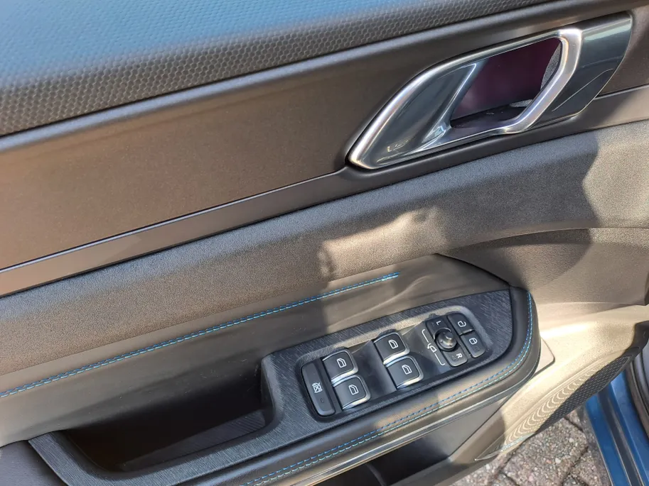 Lynk & Co 01 1.5 PHEV | SOH 97,3% | Automaat | Camera | Navigatie | Climate Control | Trekhaak afneembaar | Apple Carplay/Android Auto | DAB | Keyless entry | Keyless start | Stoel verw.