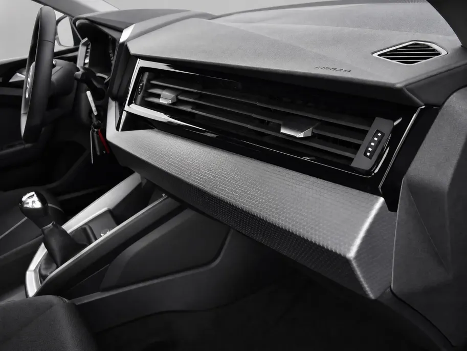Audi A1 Sportback Advanced edition 30 TFSI 116 PK · Audi Sound · Afgevlakt sportstuur · Full led verlichting · Privacy glas