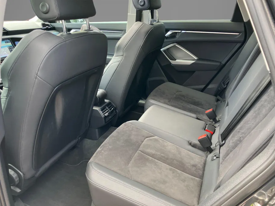 Audi Q3 35TFSI 150PK S-Line · Camera · Trekhaak · Panoramadak · Stoelverwarming · Apple/Android Car Play · Dodehoeksensoren ·