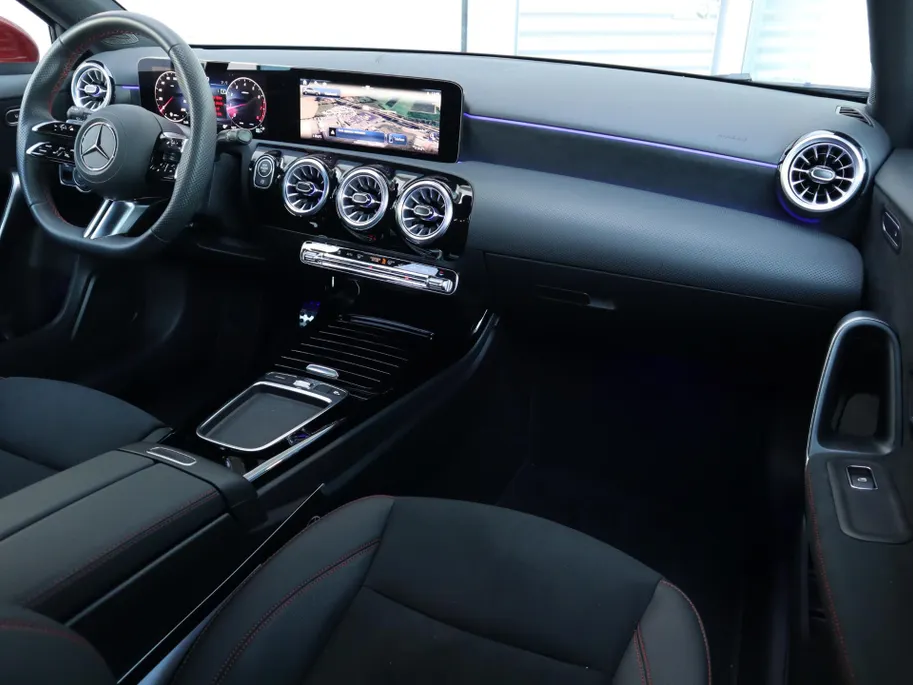 Mercedes-Benz A-Klasse 180 Business Solution AMG l Panorama dak l Keyless l AMG Line l