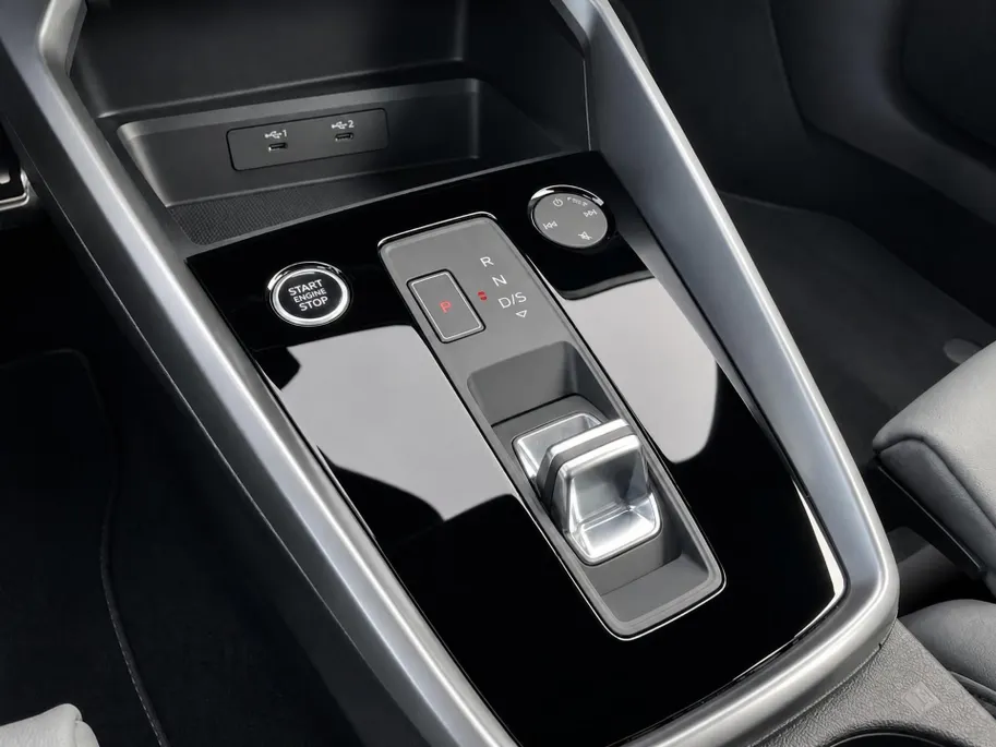 Audi A3 Sportback 40 TFSIe 150kW/204PK S Line · Panoramadak · Leder · Camera · Apple/Android Car Play · Drive select