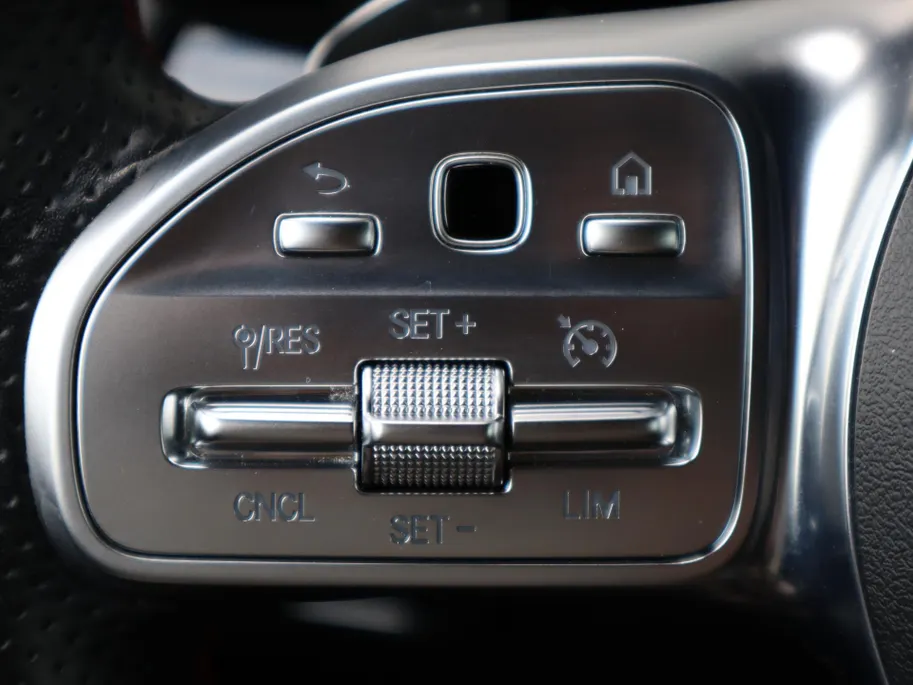 Mercedes-Benz GLA 200 Business Solution AMG l Trekhaak l Keyless l Panoramadak l Ambiente lichtpakket