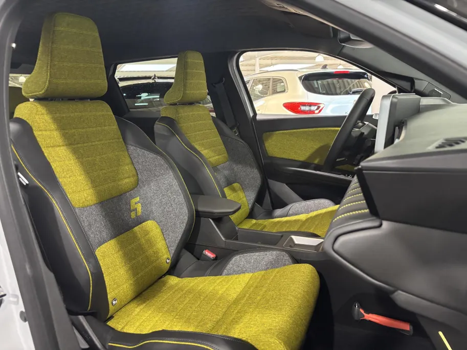 Renault 5 Comfort Range Iconic Cinq 52 kWh Automaat | DEMO | Harman Kardon Audio | Camera | Blind Spot Warning | Adaptive Cruise Control | Climate Control | Apple CarPlay/Android Auto | Digital Cockpit |
