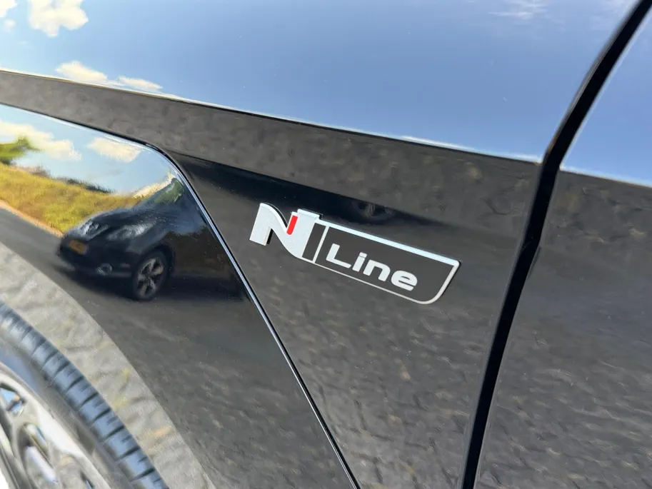 Hyundai Kona Electric N Line Sky 64.8 kWh | Navigatie| Schuif-kantel dak| Head up display| Stoelverwarming/koeling| 360 graden camera|