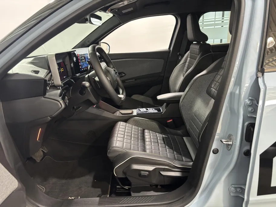 Renault 4 Comfort Range Iconic 52 kWh Automaat | DEMO | Zwarte Motorkap | Camera | Elektrische Achterklep | Apple CarPlay/Android Auto | Climate Control | Adaptive Cruise Control | Digital Cockpit | Armsteun | Lichtmetalen Velgen |