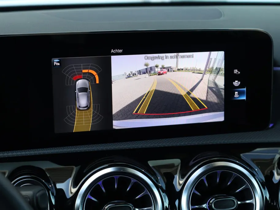 Mercedes-Benz A-Klasse 180 AMG Line l Panorama dak l Keyless entry l Achteruitrij camera l Stoelverwarming