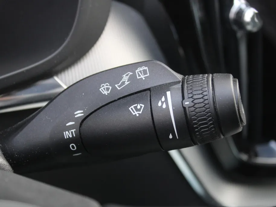 Volvo XC60 2.0 T8 Plug-in hybrid AWD Ultimate Black Edition | Trekhaak elektr. | Luchtvering | Schuifdak | Leer | Geheugenstoelen | B&W audio | Stoelventilatie | Winterset | Zeer nette auto |