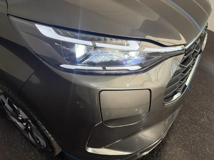 Ford Transit Custom 320 2.5 PHEV L2H1 Sport DC met o.a. uniek sport interieur, 19 inch lichtmetalen velgen, een trekhaak, een achteruitrijcamera en verwarmbare voorstoelen en stuurwiel
