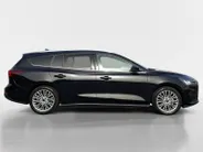 Ford Focus Wagon 1.0 EcoBoost Hybrid Titanium 155PK Automaat | NL-Auto | Adaptieve Cruise Control | Winter Pack | BLIS | Privacy Glass | Camera | Apple Carplay&Android Auto | 17' Lichtmetaal |