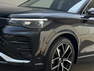 Volkswagen Tiguan 1.5 eTSI R-Line Business | Elektrisch wegklapbare trekhaak | Stoelmassage | Elektrisch bedienbare achterklep | Achteruitrijcamera | Parkeersensoren voor- en achter | Navi | Adaptive cruise control | Sportstoelen