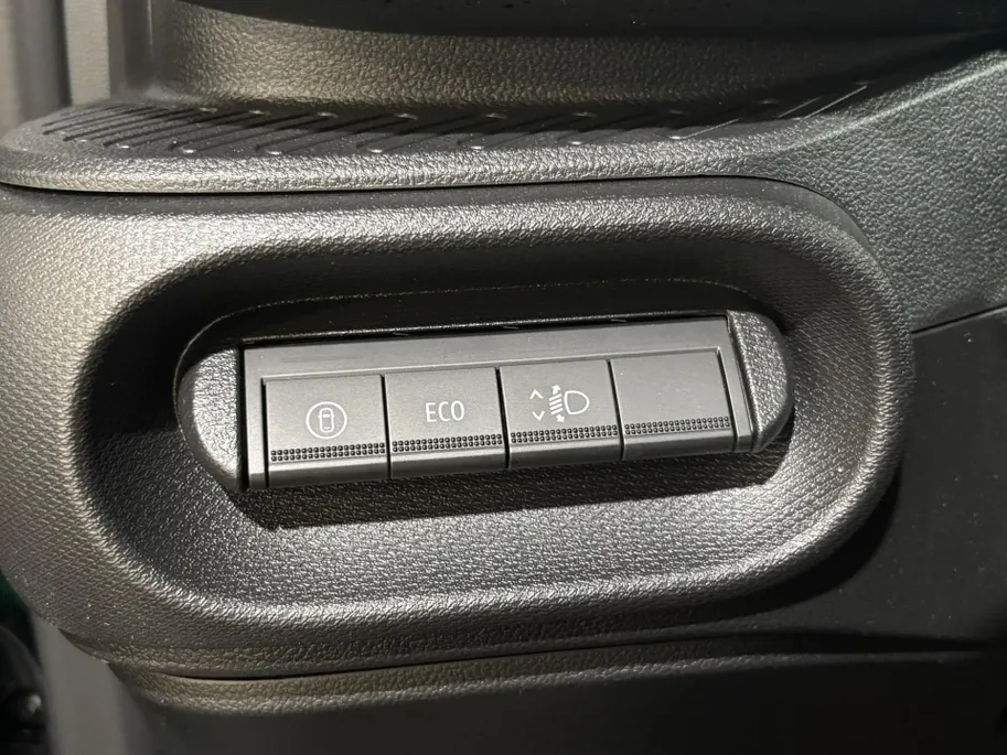 Renault Twingo Urban Range Techno 27.5 kWh Automaat | Demo - Beschikbaar per 01-10-2026 | Armsteun | Camera | Parkeersensoren | Climate Control | Full LED | Adaptive Cruise Control | Navigatie | 18' Lichtmetalen Velgen |
